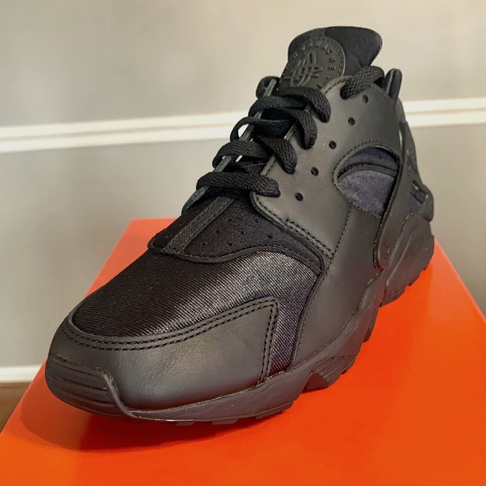 Black Nike Huarache's